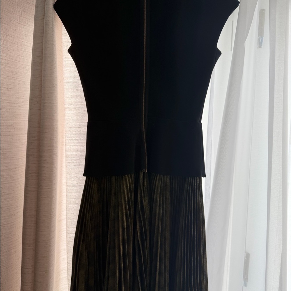 Victoria Beckham size 6 sculpted dress for any elegant or chic evening. - Picture 4 of 6
